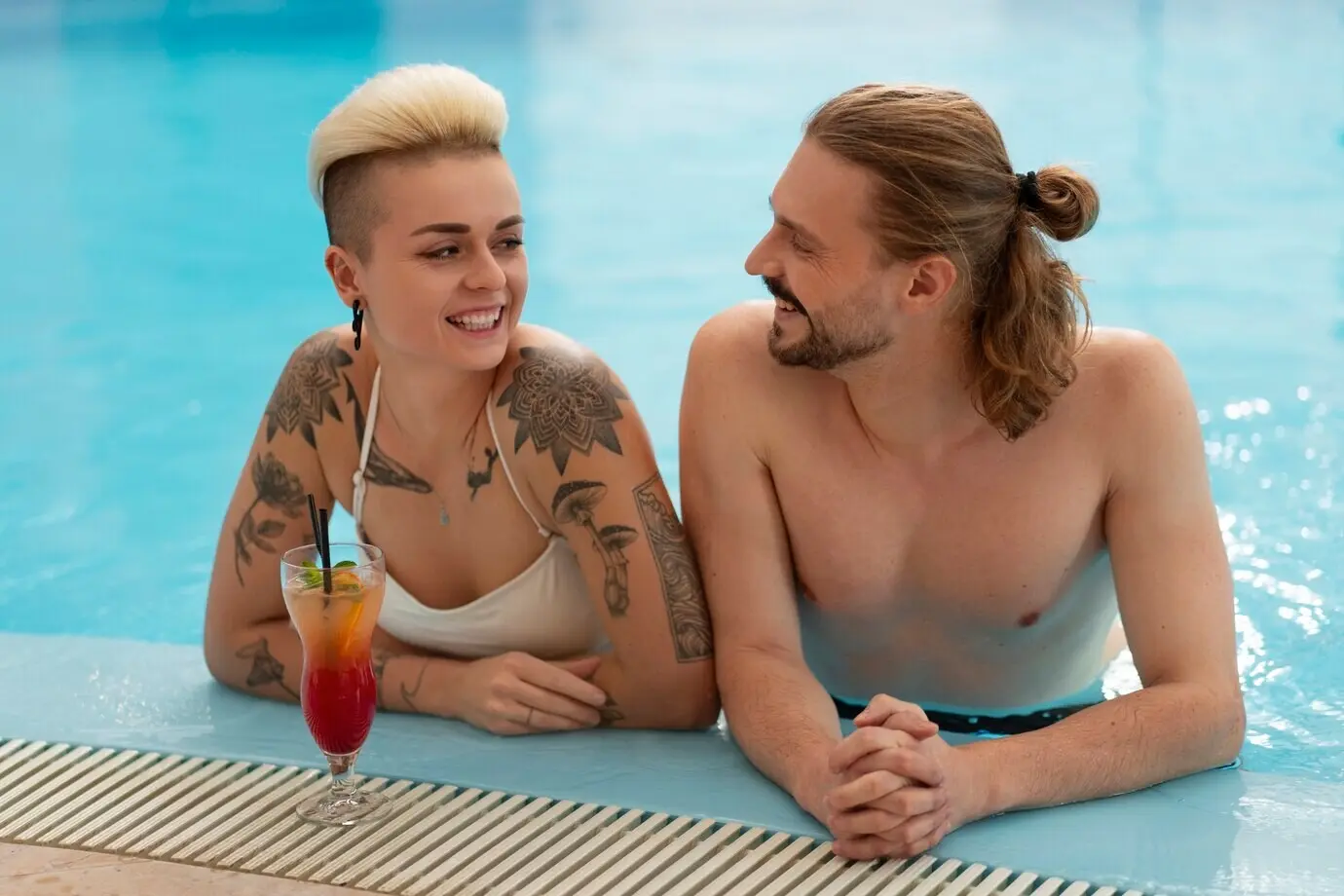 Halbnahe Aufnahme von Personen, die am Pool entspannen.